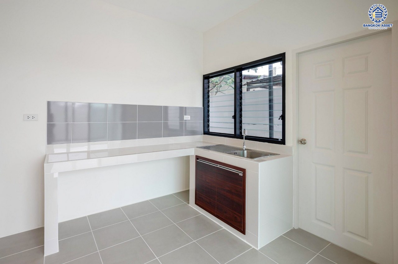 บ้านมือสองตกแต่งใหม่ โครงการ ปฐวีกาญจน์ ประชาชื่น-แจ้งวัฒนะ ทำเลโซนเมือง ดีไซน์สุด Classic ใกล้เซ็นทรัลแจ้งวัฒนะ สนามบินดอนเมือง เดินทางสู่ใจกลางเมืองได้อย่างรวดเร็วด้วย ทางด่วน"ศรีสมาน" และรถไฟฟ้าสายสีชมพู "สถานีเมืองทองธานี" บนเนื้อที่ 61.6 ตร.ว. ฟังก์ชัน 3 ห้องนอน 4 ห้องน้ำ 1 ห้องแม่บ้านพร้อมห้องน้ำ จอดรถได้ 2 คัน